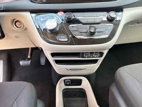 Used 2024 Chrysler Voyager LX FWD image 19