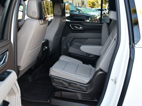 Used 2024 GMC Yukon XL SLT w/ SLT Luxury Package image 15