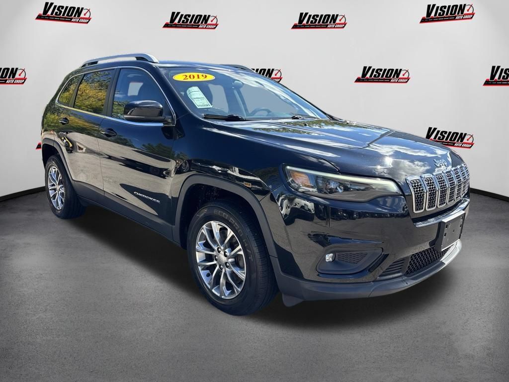 Used 2019 Jeep Cherokee Latitude Plus w/ Cold Weather Group AWD/4WD image 3