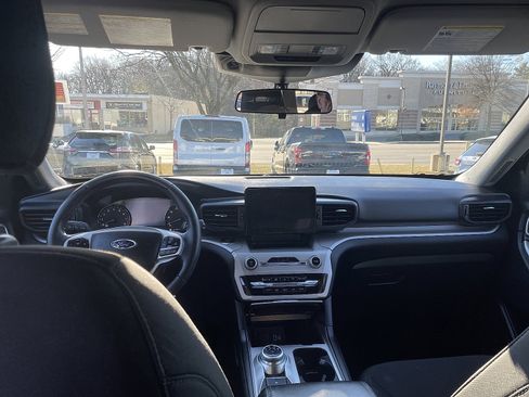 Used 2023 Ford Explorer XLT image 10