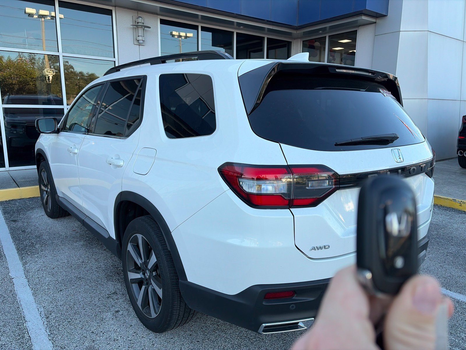 Used 2023 Honda Pilot Touring image 3