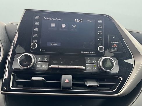 Used 2020 Toyota Highlander XLE AWD/4WD image 22