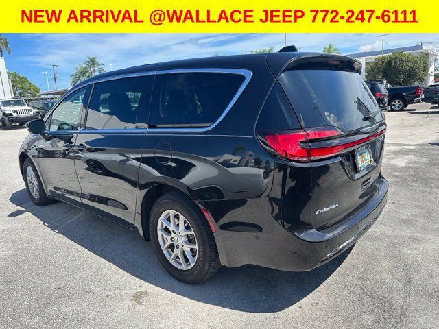 Used 2023 Chrysler Pacifica Touring-L FWD image 2