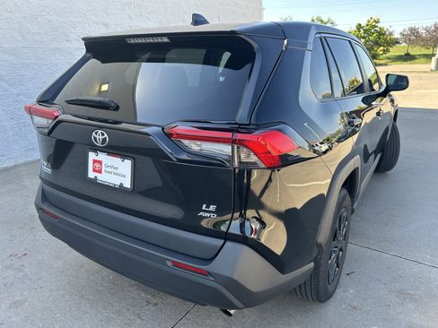 Used 2022 Toyota RAV4 LE w/ Carpet Mat Package (TMS) AWD/4WD image 6