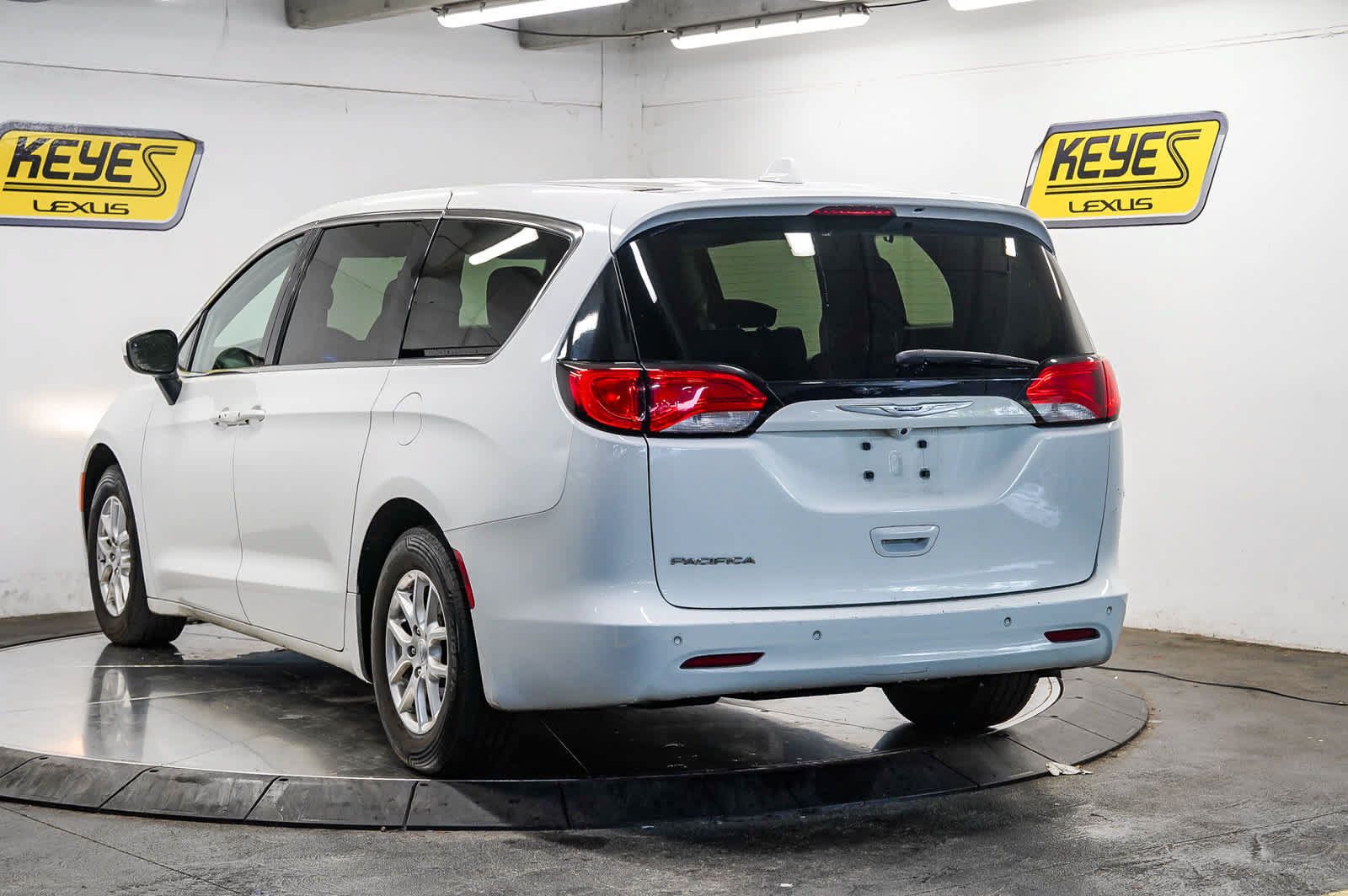 Used 2017 Chrysler Pacifica Touring FWD image 2