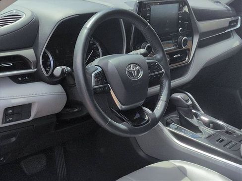 Used 2021 Toyota Highlander XLE AWD/4WD image 10
