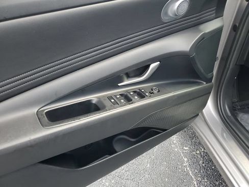 Certified 2025 Hyundai Elantra SEL FWD image 10