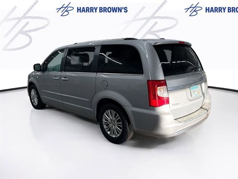 Used 2014 Chrysler Town & Country Touring-L image 2