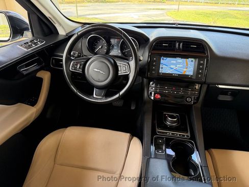 Used 2017 Jaguar F-PACE Premium AWD/4WD image 11