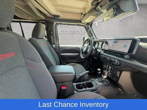 Used 2025 Jeep Wrangler Unlimited Rubicon AWD/4WD image 24