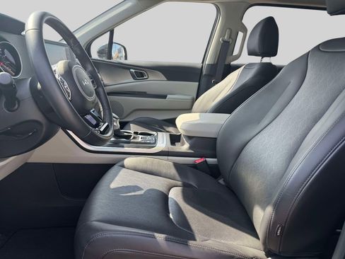 Used 2024 Kia Carnival LX image 14