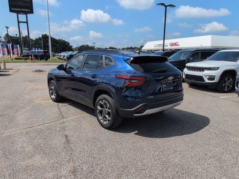 Used 2024 Chevrolet Trax LT w/ Driver Confidence Package FWD image 3