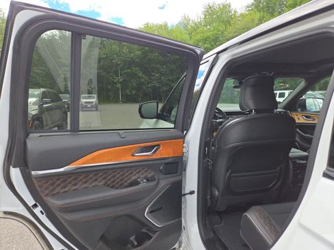 Used 2022 Jeep Grand Cherokee Summit AWD/4WD image 20