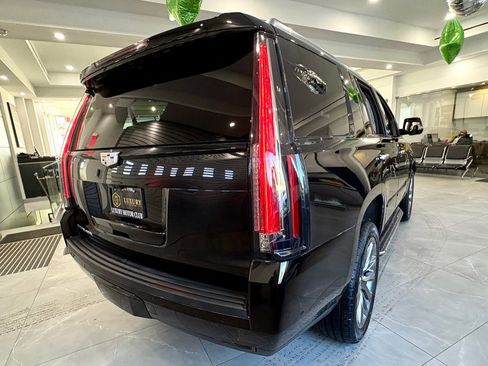 Used 2020 Cadillac Escalade Luxury w/ Escalade Sport Edition image 7