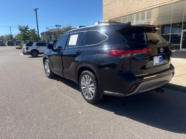 Used 2023 Toyota Highlander Platinum AWD/4WD image 2