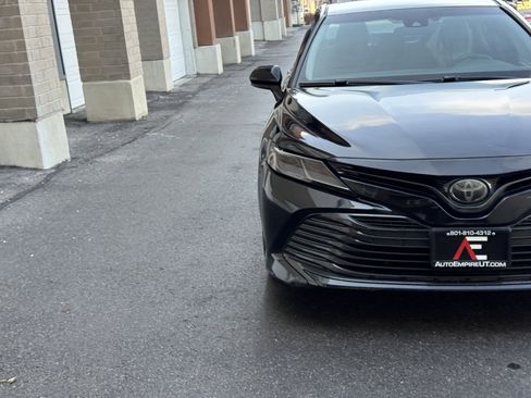 Used 2018 Toyota Camry LE image 10