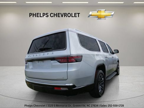 Used 2024 Jeep Wagoneer L Series II w/ Flexible Seating Group AWD/4WD image 8