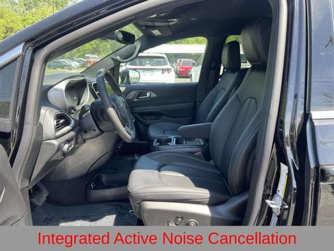 New 2027 Chrysler Pacifica Select FWD image 4