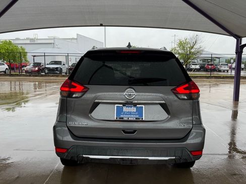 Used 2018 Nissan Rogue SV image 4