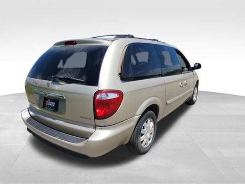 Used 2006 Chrysler Town & Country Touring FWD image 3