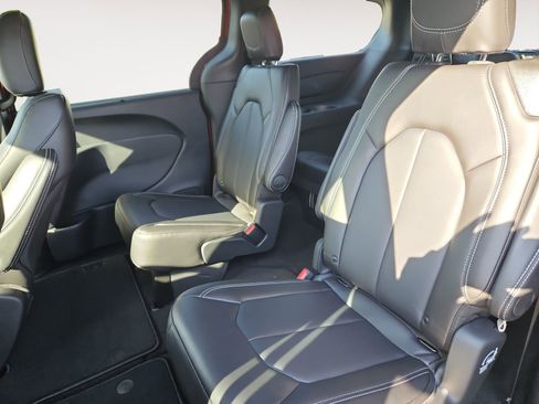 New 2026 Chrysler Pacifica Select image 13