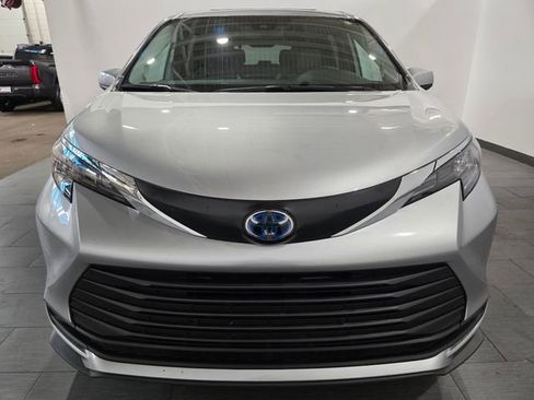 Used 2025 Toyota Sienna XLE w/ XLE Plus Package AWD/4WD image 7