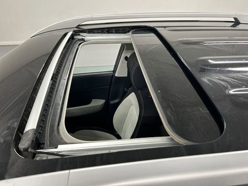 Used 2023 Hyundai Venue SEL w/ Cargo Package image 19