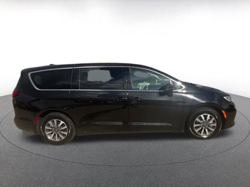 Used 2023 Chrysler Pacifica Touring-L image 16