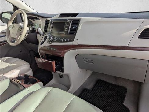 Used 2011 Toyota Sienna XLE w/ Premium Pkg image 24