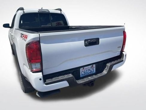 Used 2016 Toyota Tacoma TRD Off-Road w/ Premium & Technology Package AWD/4WD image 4