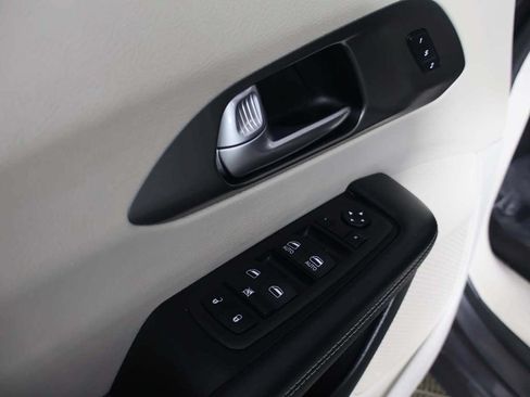Used 2023 Chrysler Pacifica Touring-L FWD image 36