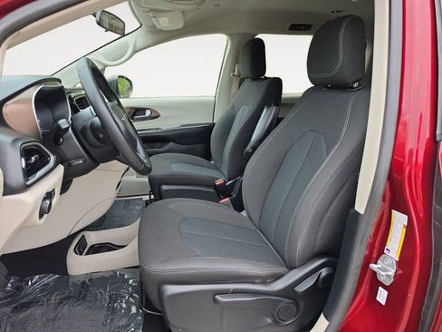 Used 2020 Chrysler Voyager L FWD image 9