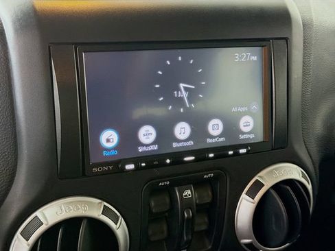 Used 2015 Jeep Wrangler Unlimited Rubicon w/ Connectivity Group AWD/4WD image 31