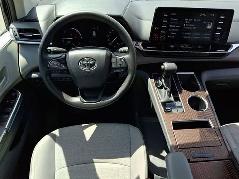 Used 2024 Toyota Sienna LE FWD image 11