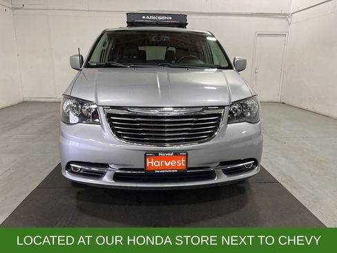 Used 2014 Chrysler Town & Country Touring image 2