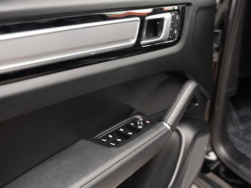 Used 2022 Porsche Cayenne Platinum Edition AWD/4WD image 18