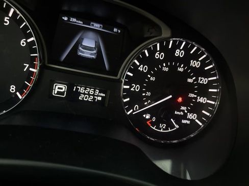 Used 2013 Nissan Pathfinder SV image 2