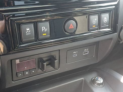 Used 2023 Nissan Titan PRO-4X w/ Pro-4x Convenience Package AWD/4WD image 26