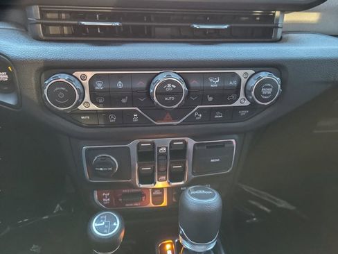 Certified 2025 Jeep Gladiator Sport image 35