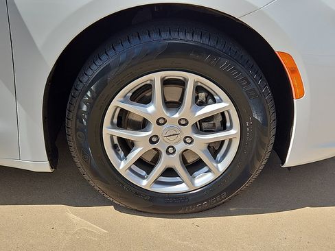 Used 2024 Chrysler Pacifica Touring-L FWD image 5