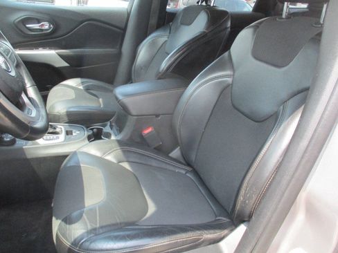Used 2018 Jeep Cherokee Latitude Plus w/ Comfort/Convenience Group AWD/4WD image 14