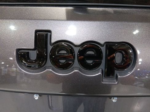 Used 2020 Jeep Grand Cherokee Altitude AWD/4WD image 19