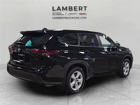 Used 2024 Toyota Highlander LE AWD/4WD image 5