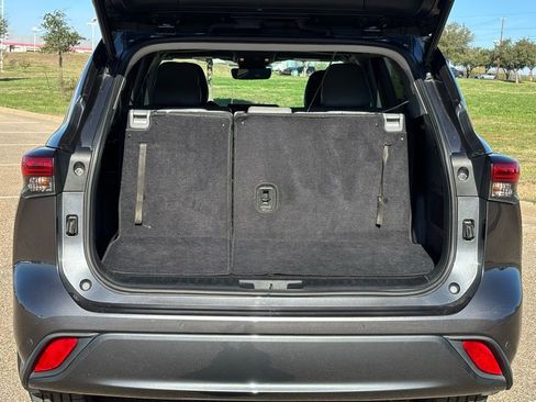 Used 2021 Toyota Highlander Limited image 8