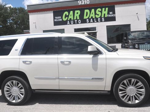 Used 2015 Cadillac Escalade Platinum RWD image 18