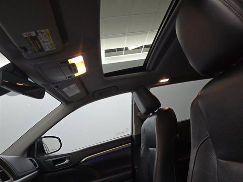Used 2018 Toyota Highlander Limited FWD image 12