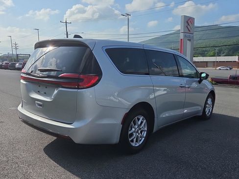 Used 2024 Chrysler Pacifica Touring-L FWD image 3