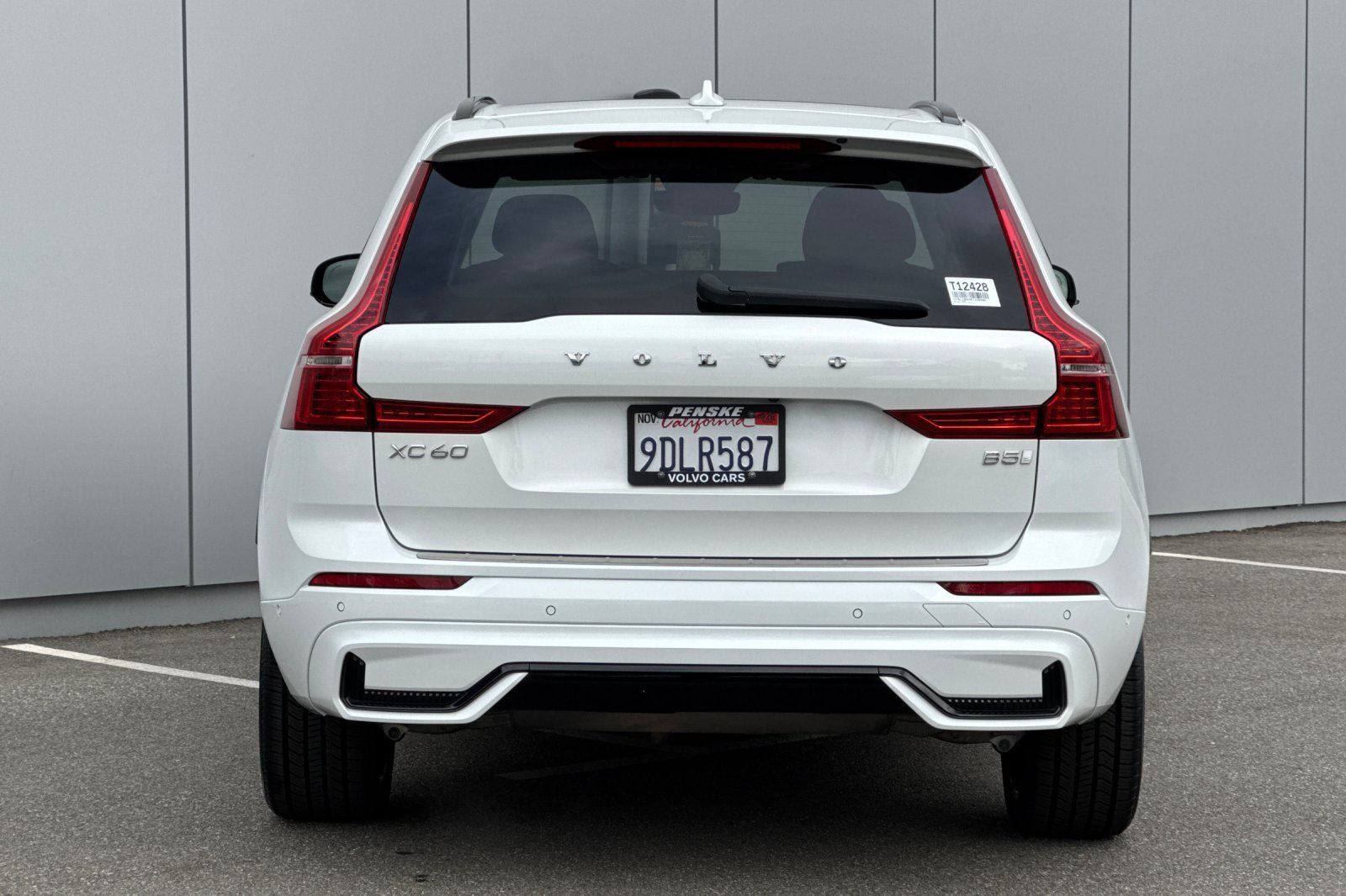 Used 2023 Volvo XC60 B5 Ultimate w/ Climate Package FWD image 4