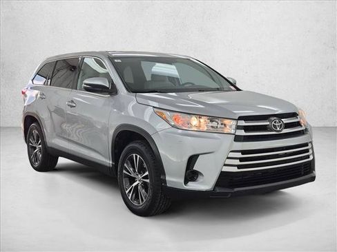 Used 2019 Toyota Highlander LE FWD image 3