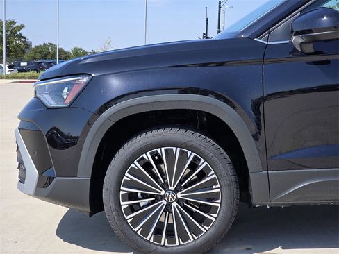 New 2025 Volkswagen Taos SE image 5